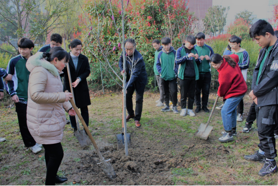 安徽阜南技校發(fā)動(dòng)學(xué)生植樹護(hù)綠，主動(dòng)做綠色文明守護(hù)者